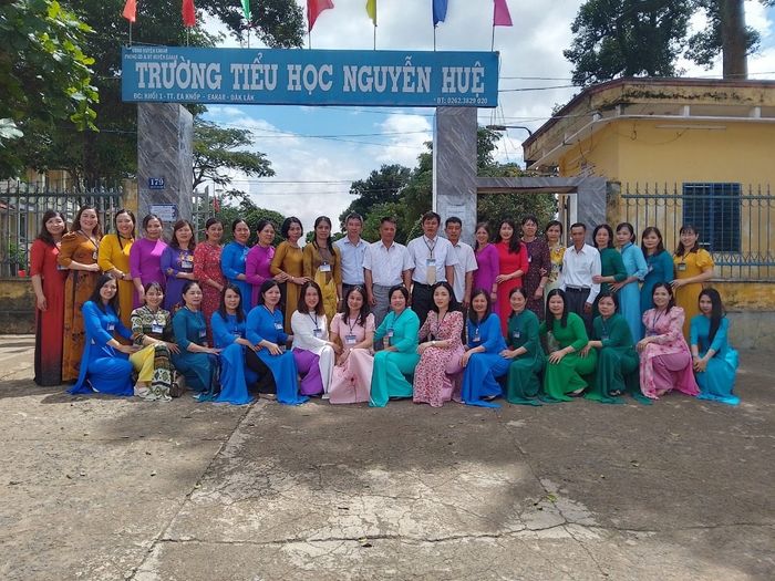 Khuôn viên xanh mát của Trường Tiểu học Nguyễn Huệ