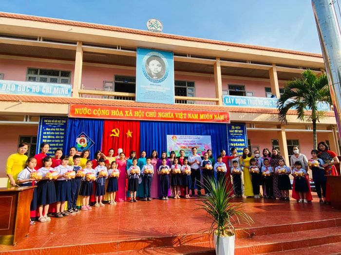 Khuôn viên xanh mát với bể bơi di động tại Trường Tiểu Học Nguyễn Thị Minh Khai