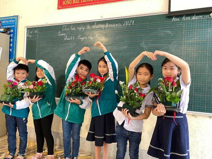 Hình ảnh Trường Tiểu học Tô Vĩnh Diện - Khuôn viên xanh mát với những góc học tập sáng tạo, nơi ươm mầm tài năng tương lai.