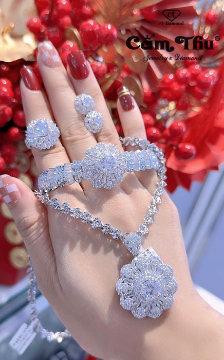 Cẩm Thu Jewelry & Diamond ảnh 2 - Cận cảnh những thiết kế trang sức tinh xảo từ vàng 10k-24k và kim cương