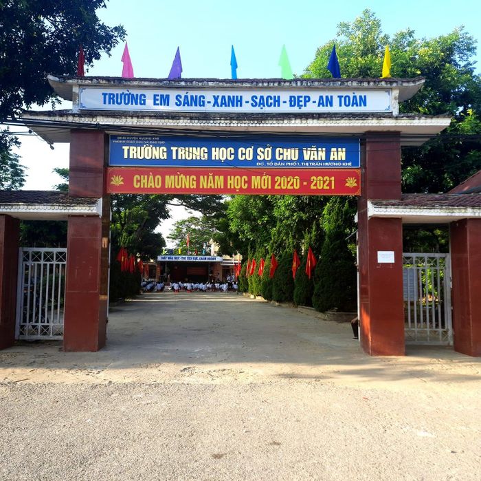 100% giáo viên tại Trường THCS Chu Văn An đều tốt nghiệp Đại học, trong đó có 2 thạc sĩ. Các thầy cô đều là những giảng viên xuất sắc, nhiều người đạt danh hiệu chiến sĩ thi đua, có trình độ chuyên môn vững vàng, và có phẩm hạnh cao, luôn tâm huyết với nghề dạy học, tạo môi trường thân thiện với học sinh và phụ huynh.