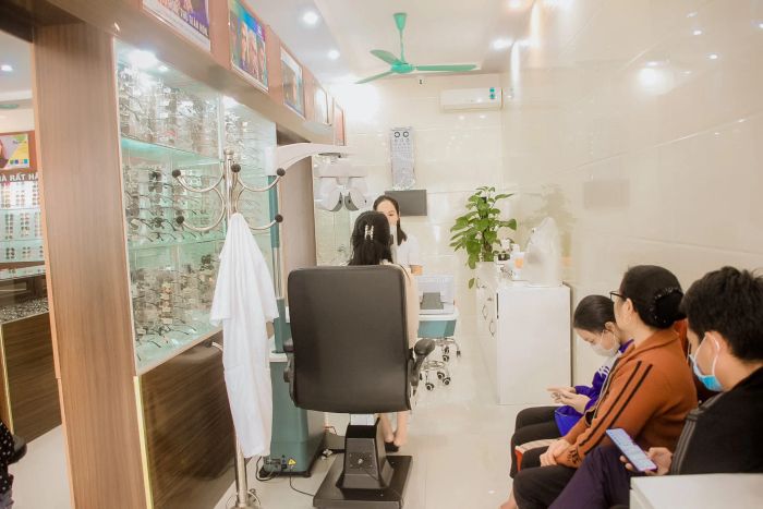 Không gian hiện đại và chuyên nghiệp tại Toản Hà Optics