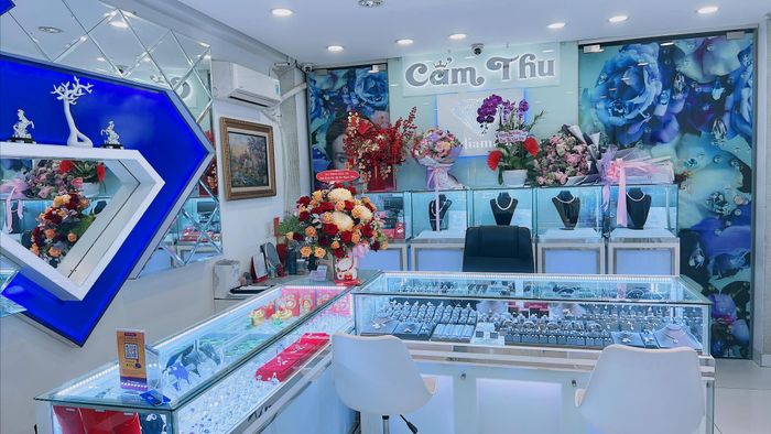 Cẩm Thu Jewelry & Diamond ảnh 1 - Không gian trưng bày hiện đại với những mẫu trang sức tinh xảo