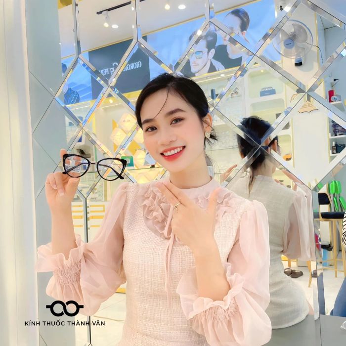Không gian phòng đo khúc xạ hiện đại tại Thành Vân Optics
