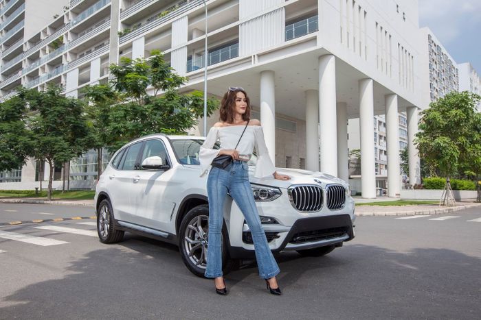 BMW Cần Thơ - Hình ảnh 2: Showroom sang trọng với không gian hiện đại và tiện nghi