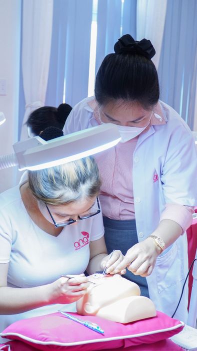 Học viên thực hành kỹ thuật nối mi chuyên nghiệp
