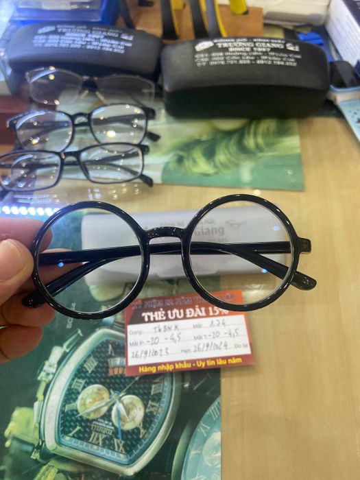Không gian showroom sang trọng tại Đồng Hồ Kính Mắt Trường Giang