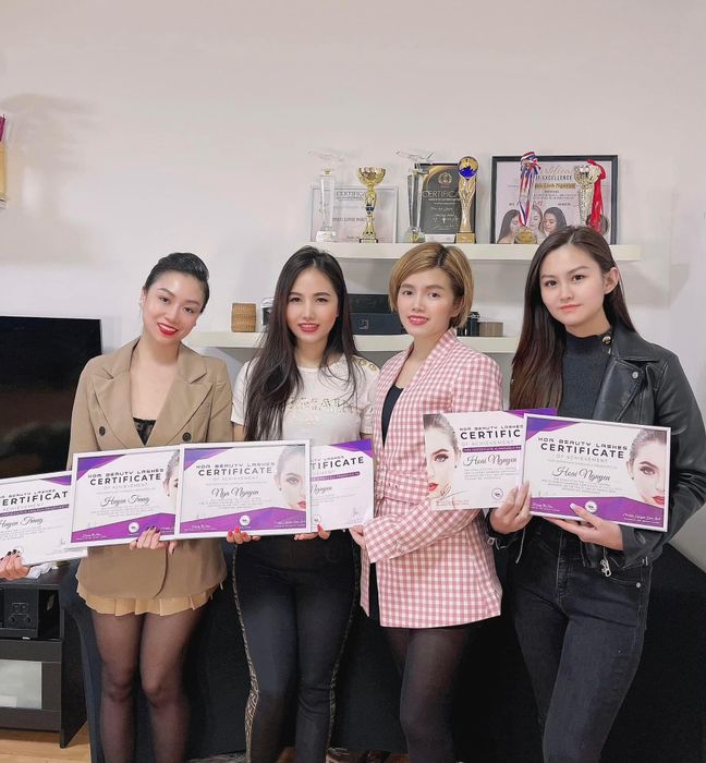 Hình ảnh học viên thực hành tại Hoa Beauty Lashes