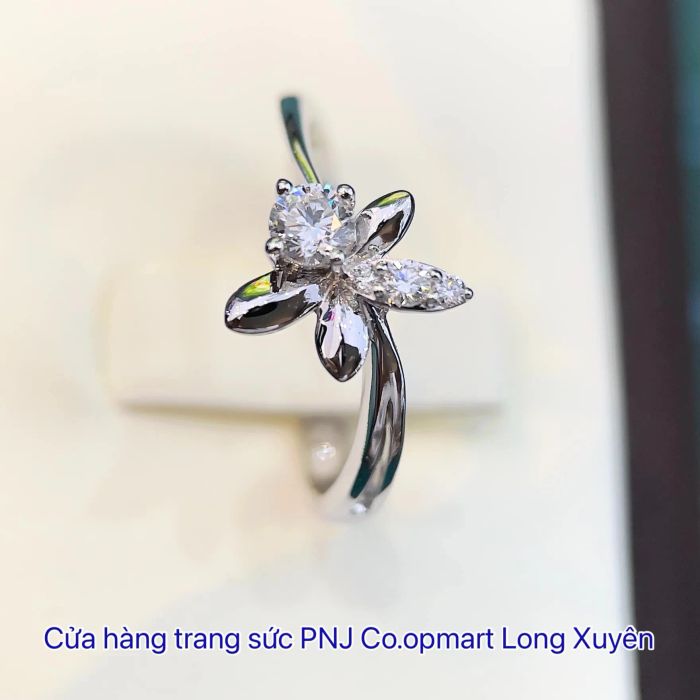 Không gian trưng bày sang trọng tại PNJ Co.opmart Long Xuyên