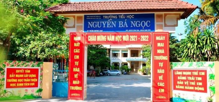 Khuôn viên xanh mát của Trường Tiểu học Nguyễn Bá Ngọc