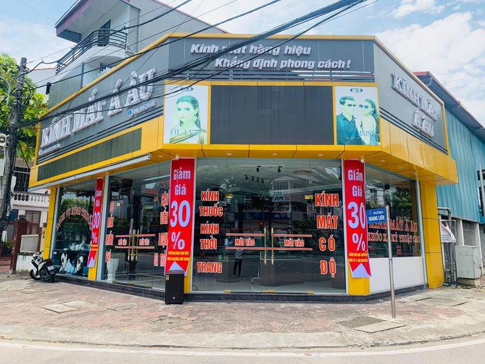 Kính Mắt Á Âu - Hình ảnh 1: Không gian sang trọng với bộ sưu tập kính đa dạng