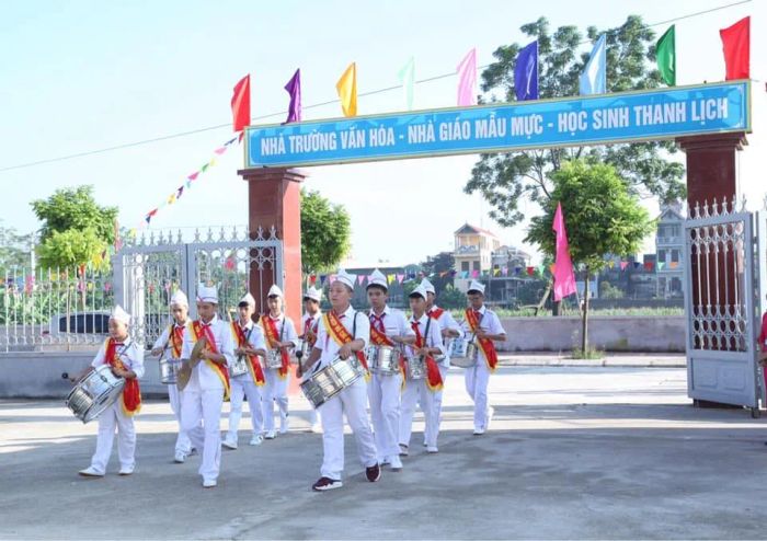 Khuôn viên khang trang của THCS Tự Nhiên