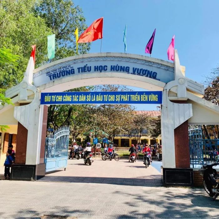 Khuôn viên xanh - sạch - đẹp của Trường Tiểu học Hùng Vương