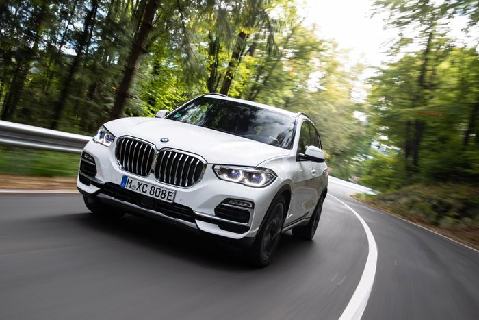 BMW Cần Thơ - Hình ảnh 3: Không gian trưng bày xe sang trọng, nơi các mẫu BMW tỏa sáng