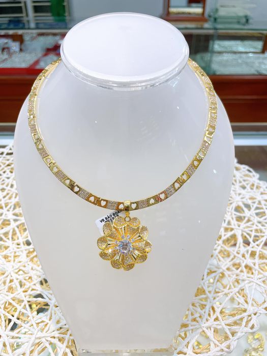 Vàng Bạc Bảo Đoàn ảnh 2 - Những mẫu dây chuyền vàng Tây 18K đẳng cấp, thiết kế thanh lịch phù hợp với mọi phong cách từ cổ điển đến hiện đại.