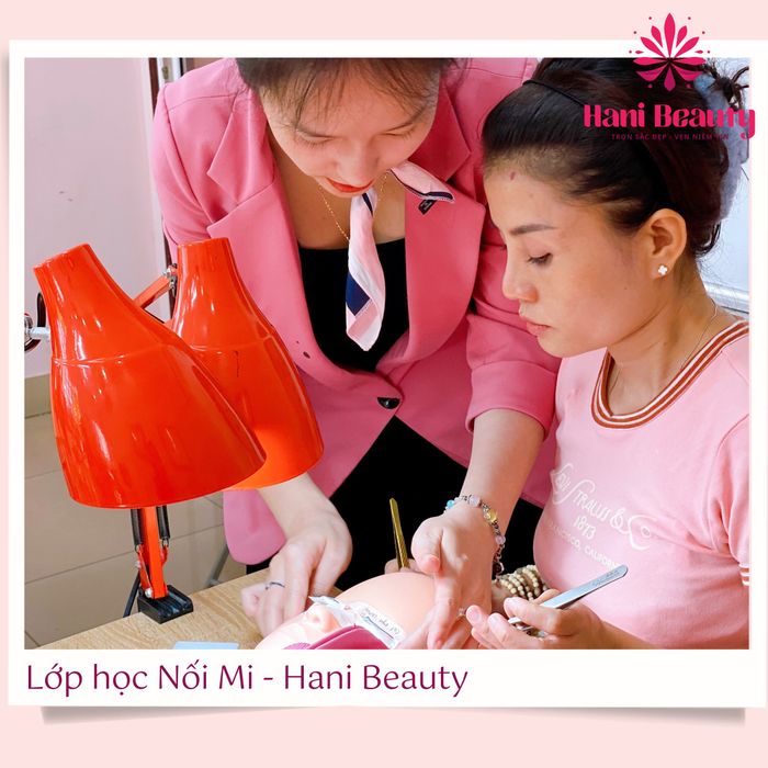 Hình ảnh thực tế lớp học nối mi tại Hani Lash & Brows