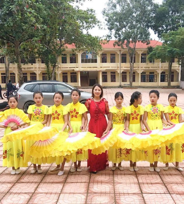 Trường THCS Hương Giang, được thành lập từ năm 1965, đã trải qua nhiều giai đoạn phát triển và chuyển mình, từ Trường Cấp II Hương Giang, đến nay trường đã trở thành một địa chỉ giáo dục uy tín của huyện Hương Khê, tỉnh Hà Tĩnh.