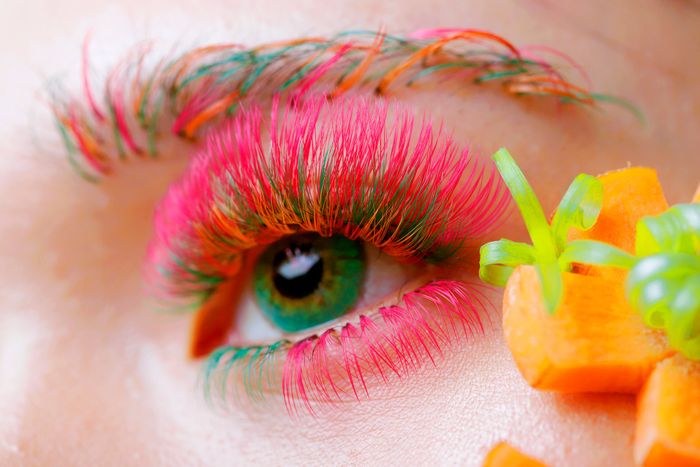 Học viên thực hành kỹ thuật nối mi tại Vi Beauty Academy