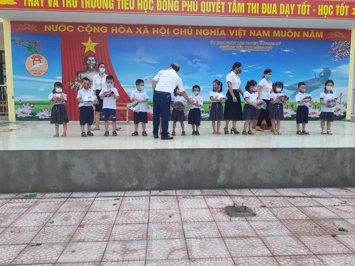 Hình ảnh Trường Tiểu học Đồng Phú - Khuôn viên xanh mát với sân chơi rộng rãi, phòng học khang trang đạt chuẩn quốc gia