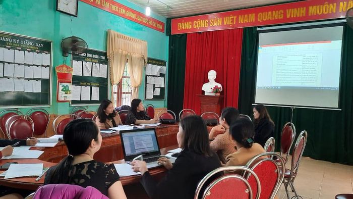 Đội ngũ giáo viên của Trường THCS Hương Trạch đều là những người tâm huyết, giàu kinh nghiệm, luôn nỗ lực và vượt qua mọi khó khăn trong công tác giảng dạy. Thành tích đáng tự hào của trường có sự đóng góp lớn từ sự phối hợp chặt chẽ giữa các cấp ủy, chính quyền địa phương và sự quan tâm từ phía cha mẹ học sinh.