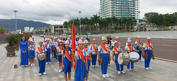 Khuôn viên xanh mát với những nụ cười học trò tại Trường Tiểu học Lê Lợi