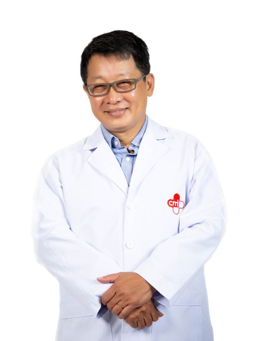 Hình ảnh BS.CKII Nguyễn Công Viên trong buổi khám bệnh