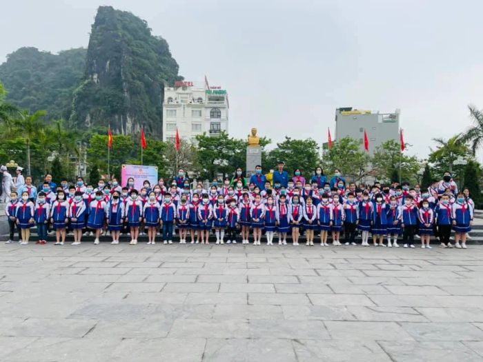 Khuôn viên xanh mát của Trường Tiểu học Hữu Nghị