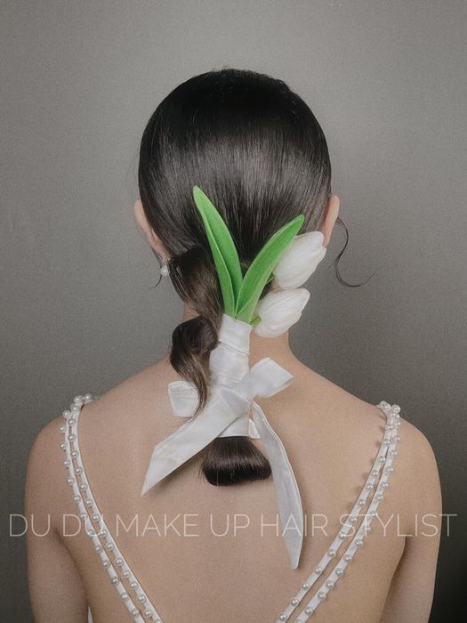 Học viên thực hành kỹ thuật make-up chuyên nghiệp tại Dũ Dũ Wedding