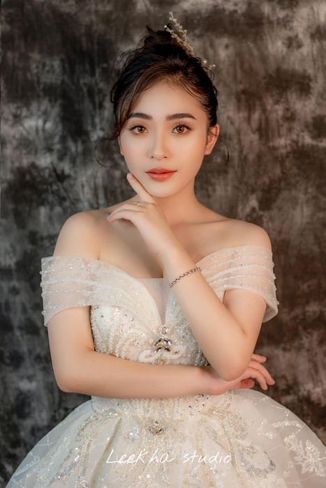 Học viên thực hành kỹ thuật trang điểm cô dâu tại Lê Kha Studio