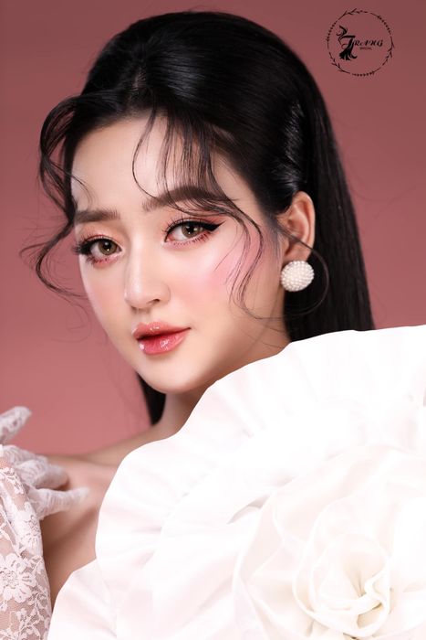 Học viên thực hành kỹ thuật make-up chuyên nghiệp tại TRANG Bridal & Academy