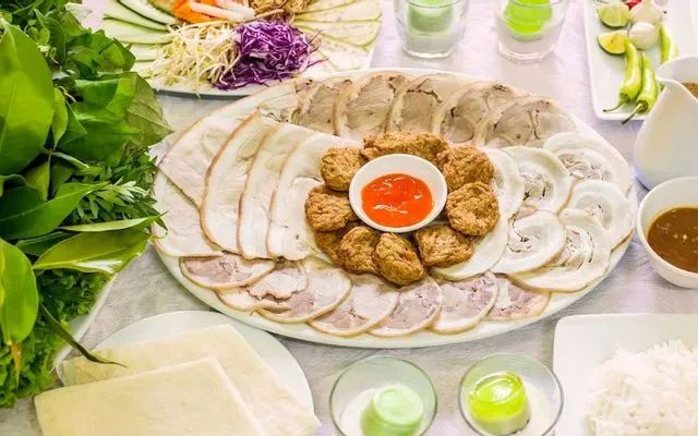 Khám phá nghệ thuật trình bày Bánh Tráng Thịt Heo Hoàng Tín qua ảnh