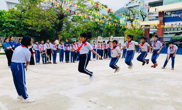 Tiết học ngoài trời đầy sáng tạo của học sinh Trường Tiểu học Quang Trung