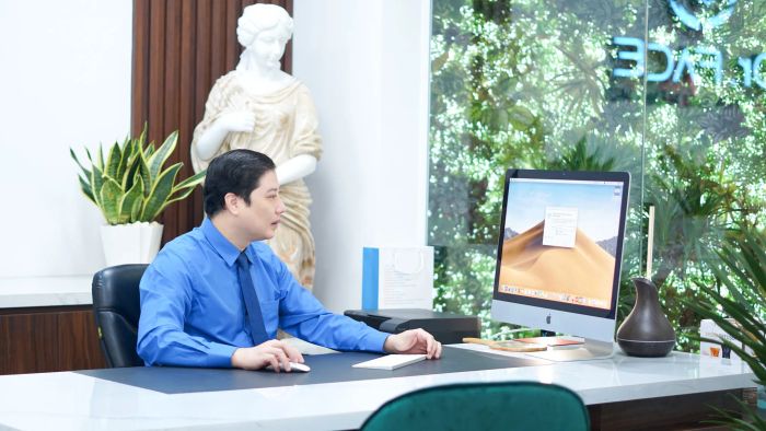 Hình ảnh Bác Sĩ Trần Phương trong phòng phẫu thuật
