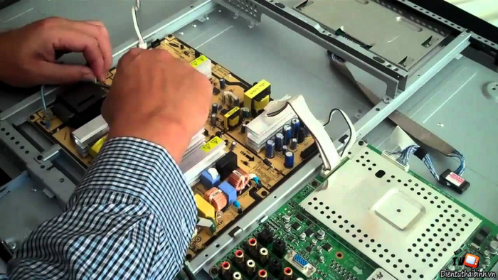 Minh họa quy trình sửa chữa tivi tại nhà (Nguồn: internet)