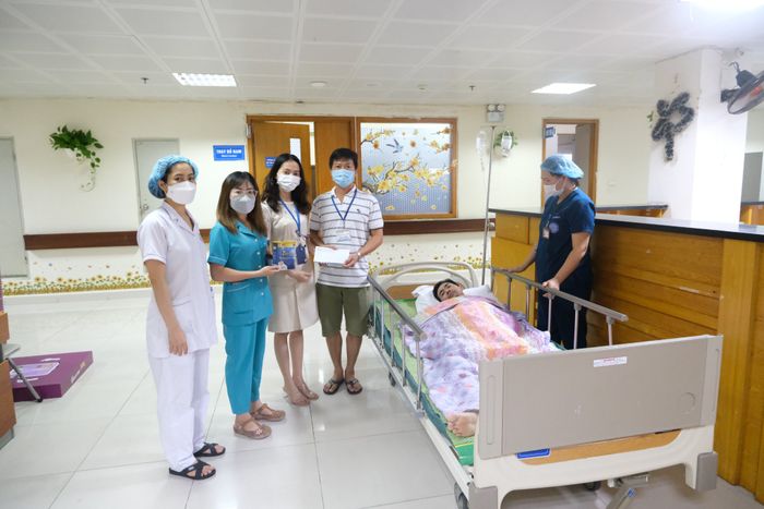 Bệnh viện Nội tiết Trung ương - hình ảnh thứ hai khắc họa môi trường y tế chuyên nghiệp với quy trình khép kín từ tiếp đón, thăm khám đến điều trị, mang lại trải nghiệm chăm sóc sức khỏe toàn diện cho bệnh nhân.