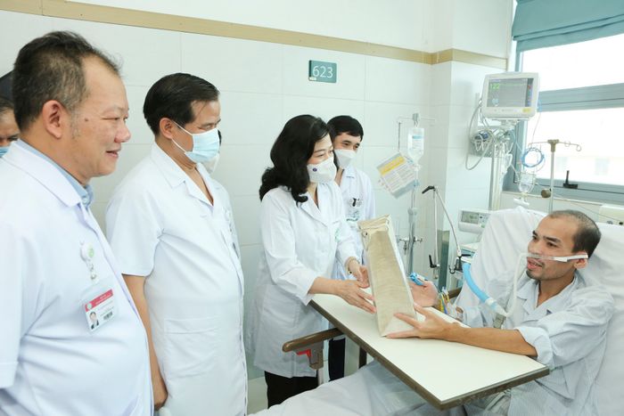 Bệnh viện Bạch Mai - hình ảnh đầu tiên giới thiệu cơ sở vật chất khang trang với kiến trúc hiện đại, hệ thống phòng khám được trang bị đầy đủ thiết bị y tế tiên tiến nhất.