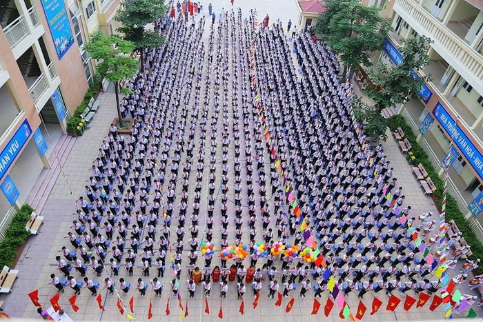 Hình ảnh Trường THCS Hoàng Mai - Kiến trúc hiện đại trong khuôn viên xanh