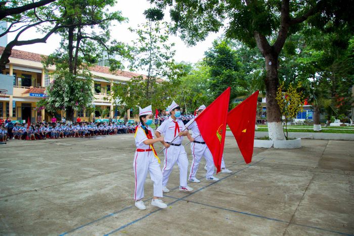 Góc sân trường rợp bóng cây xanh tại Trường Tiểu học Ngô Mây