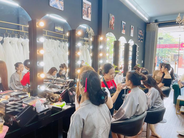 Buổi thực hành make-up dạ tiệc tại Lê Kha Studio