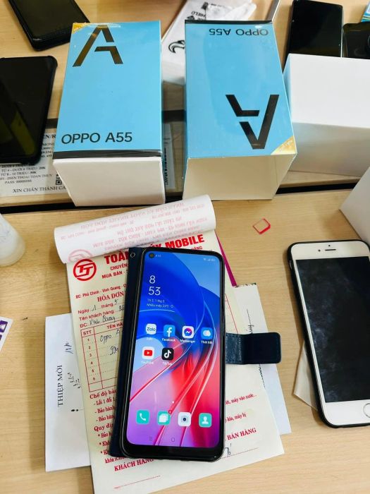 Hình ảnh đội ngũ kỹ thuật viên lành nghề tại Toàn Thuý Mobile