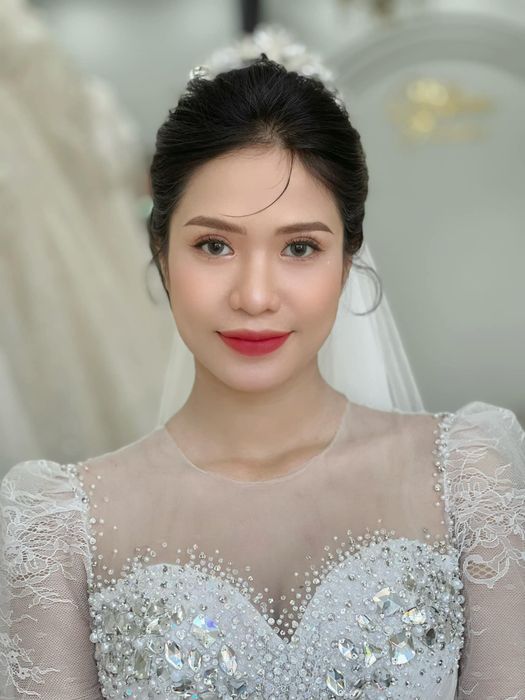 Học viên thực hành kỹ thuật trang điểm tại Yến Wedding
