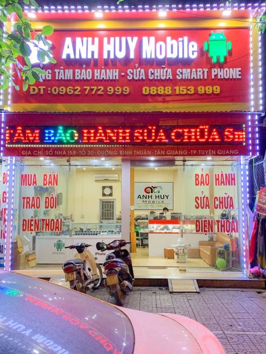 Không gian trưng bày hiện đại tại Anh Huy Mobile