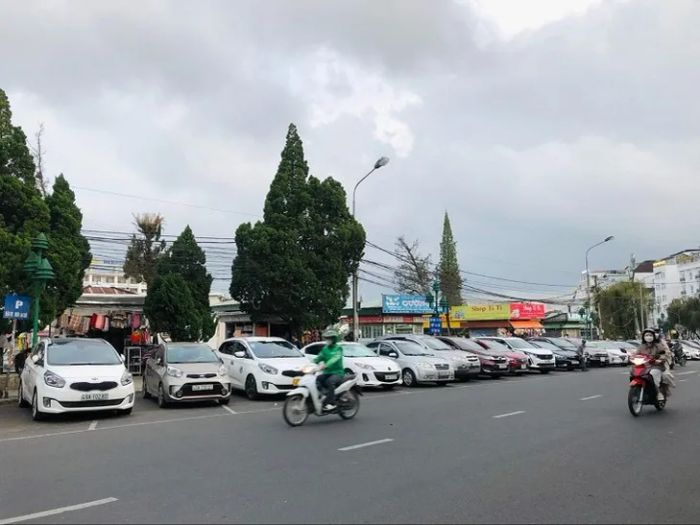 Bãi Gửi Xe Chợ Đêm Đà Lạt Ven Con Đường Khu Hoà Bình Ảnh 1
