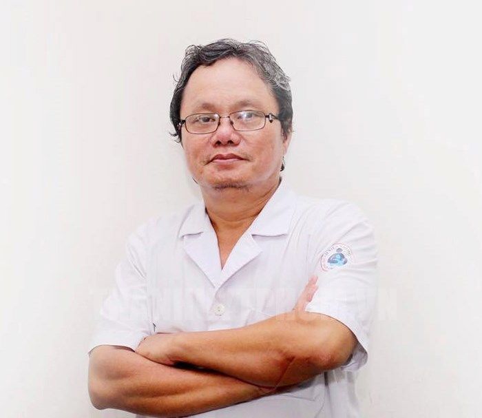 Hình ảnh BS. Trương Hữu Khanh trong buổi khám bệnh