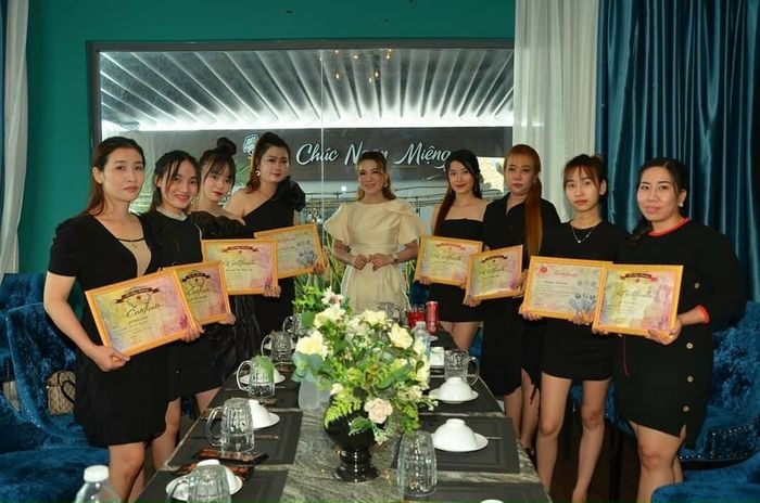 Khoảnh khắc giảng viên hướng dẫn tận tình tại Nhàn Beauty Academy