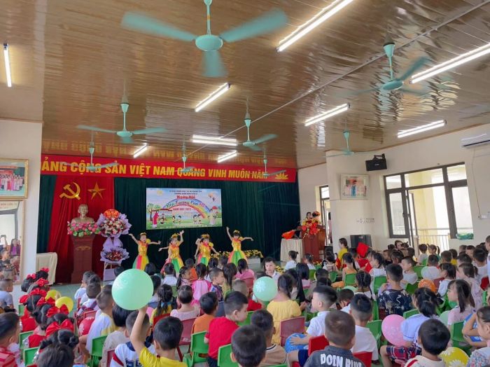 Hình ảnh sinh động: Các bé tham gia hoạt động ngoài trời tại Trường Mầm Non Liên Vị