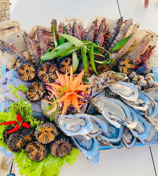 Hình ảnh những món hải sản tươi sống được trình bày đẹp mắt tại Quán Ăn Ong Vàng