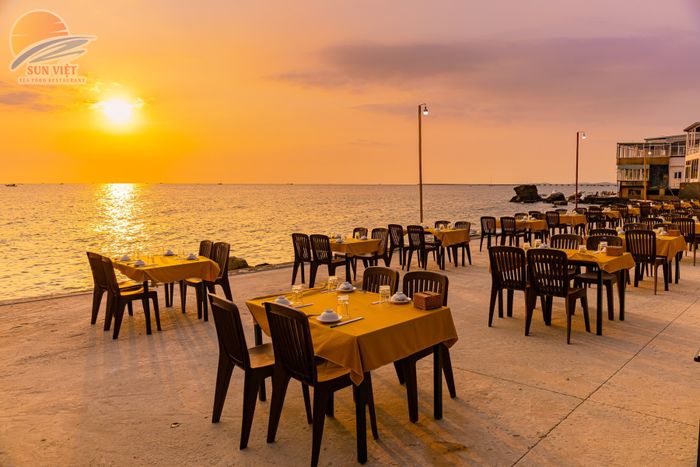 Hình ảnh không gian nhà hàng sang trọng với view biển tuyệt đẹp tại Sun Việt