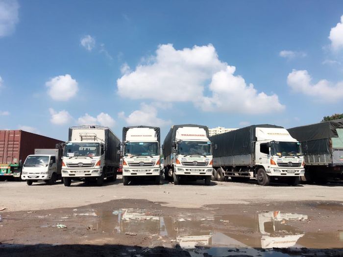 Hình ảnh đội xe vận tải hiện đại của Cô Tuyền