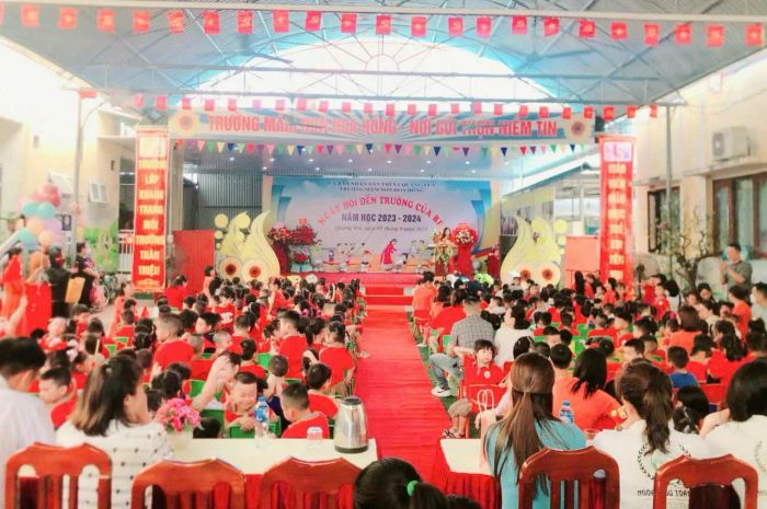 Khoảnh khắc tươi vui: Các bé tham gia hoạt động ngoài trời tại khuôn viên xanh mát của Trường Mầm non Hoa Hồng